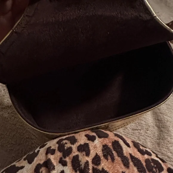 Tory Burch Elegant Black Sunglasses - Picture 5 of 7